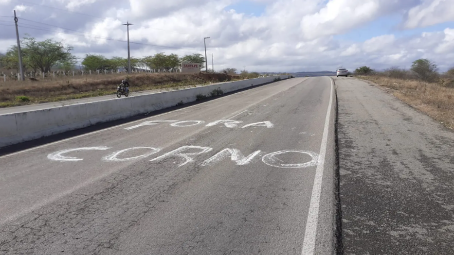 'Fora Corno' escrito no asfalto em Santa Cruz do Capiberibe para receber Bolsonaro