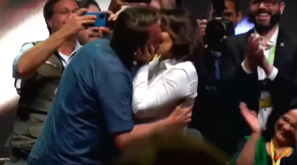 Bolsonaro beija Michelle durante evento em Brasília