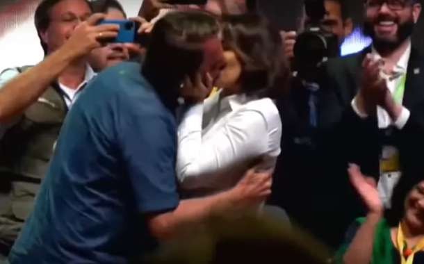 Bolsonaro beija Michelle durante evento em Brasília