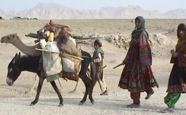 Uma caravana nômade Kuchi indo em direção a Kandahar, ao sul.