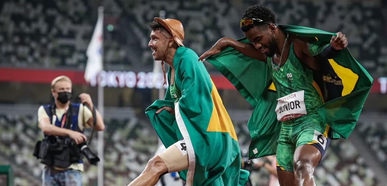 Petrúcio Ferreira e Washington Júnior dançam após medalhas nos 100m