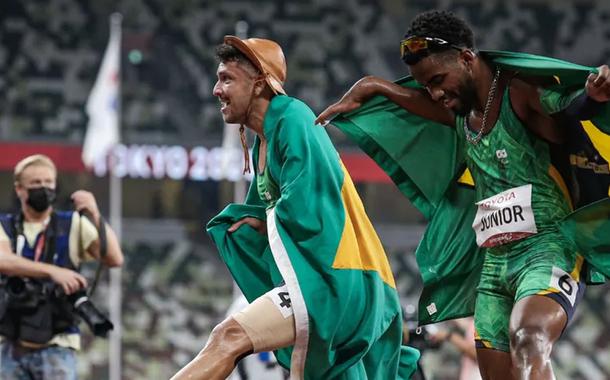 Petrúcio Ferreira e Washington Júnior dançam após medalhas nos 100m