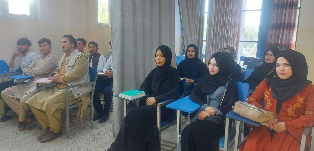 Sala de aula dividida por cortina em universidade de Cabul
Social media/via REUTERS