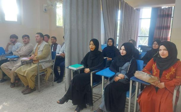 Sala de aula dividida por cortina em universidade de Cabul
Social media/via REUTERS