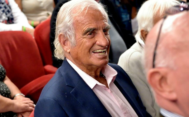 Jean-Paul Belmondo no teatro Gaité-Montparnasse. Em Paris, em 26 de setembro de 2016