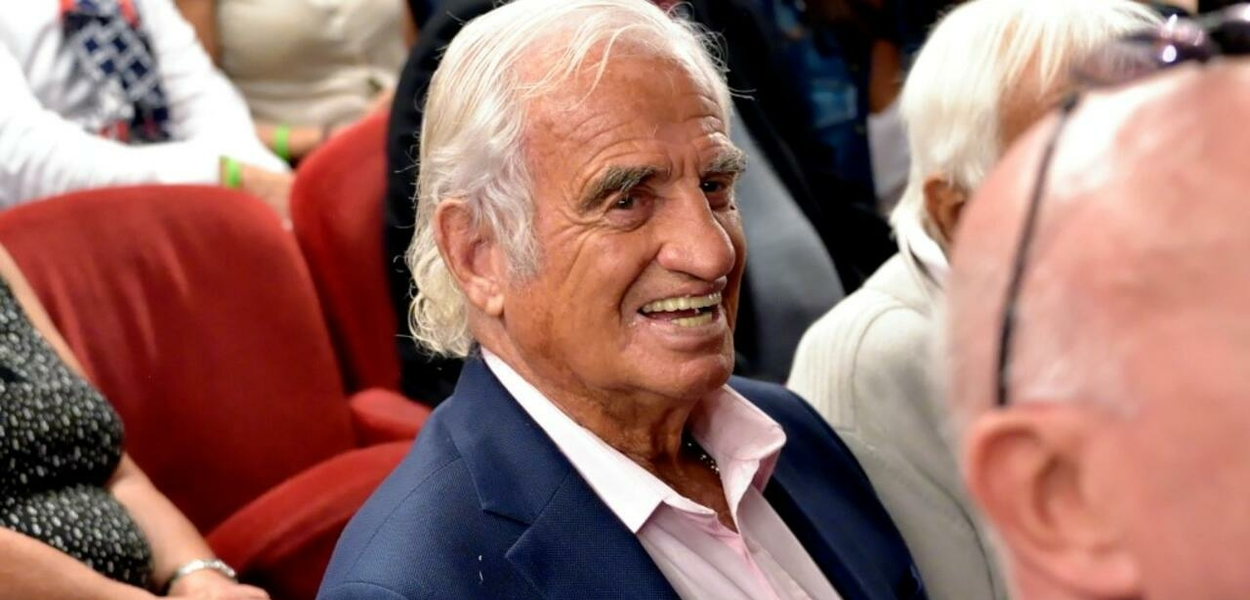 Jean-Paul Belmondo no teatro Gaité-Montparnasse. Em Paris, em 26 de setembro de 2016