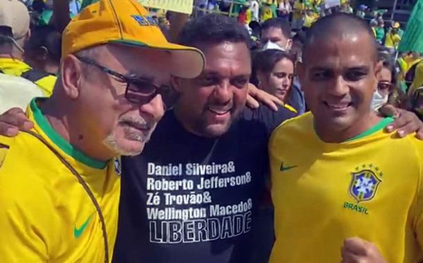 Queiroz e Otoni de Paula posam para fotos com apoiadores em ato em Copacabana