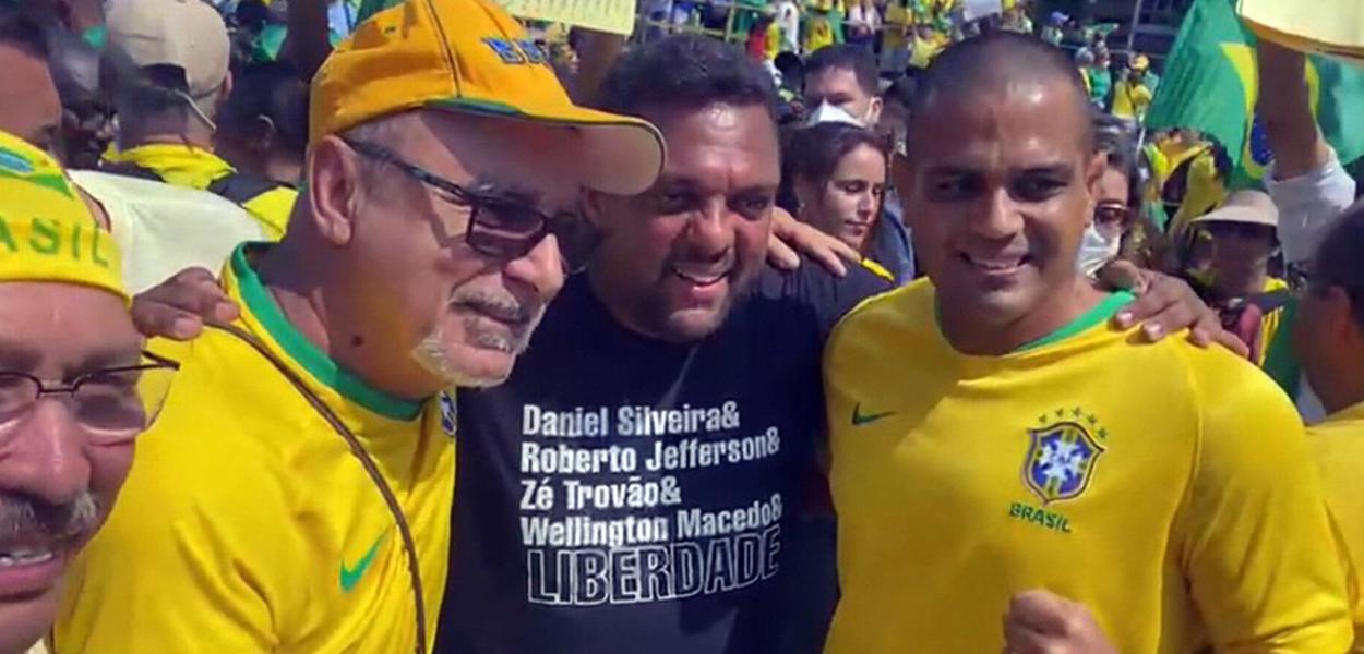 Queiroz e Otoni de Paula posam para fotos com apoiadores em ato em Copacabana