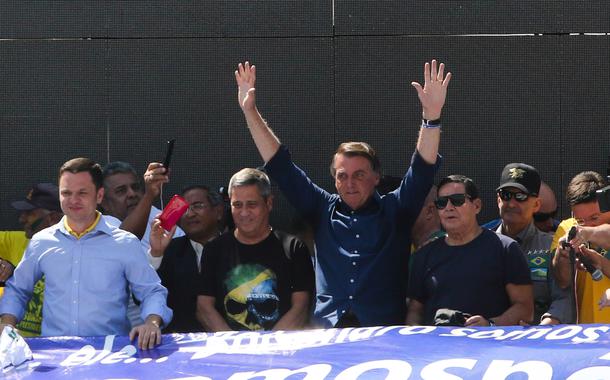 Jair Messias Bolsonaro participa de ato na Esplanada dos Ministérios