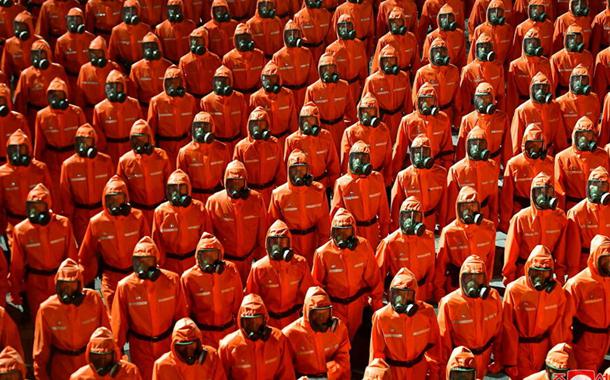 Desfile militar na Coreia do Norte com roupas de proteção contra ataques biológicos