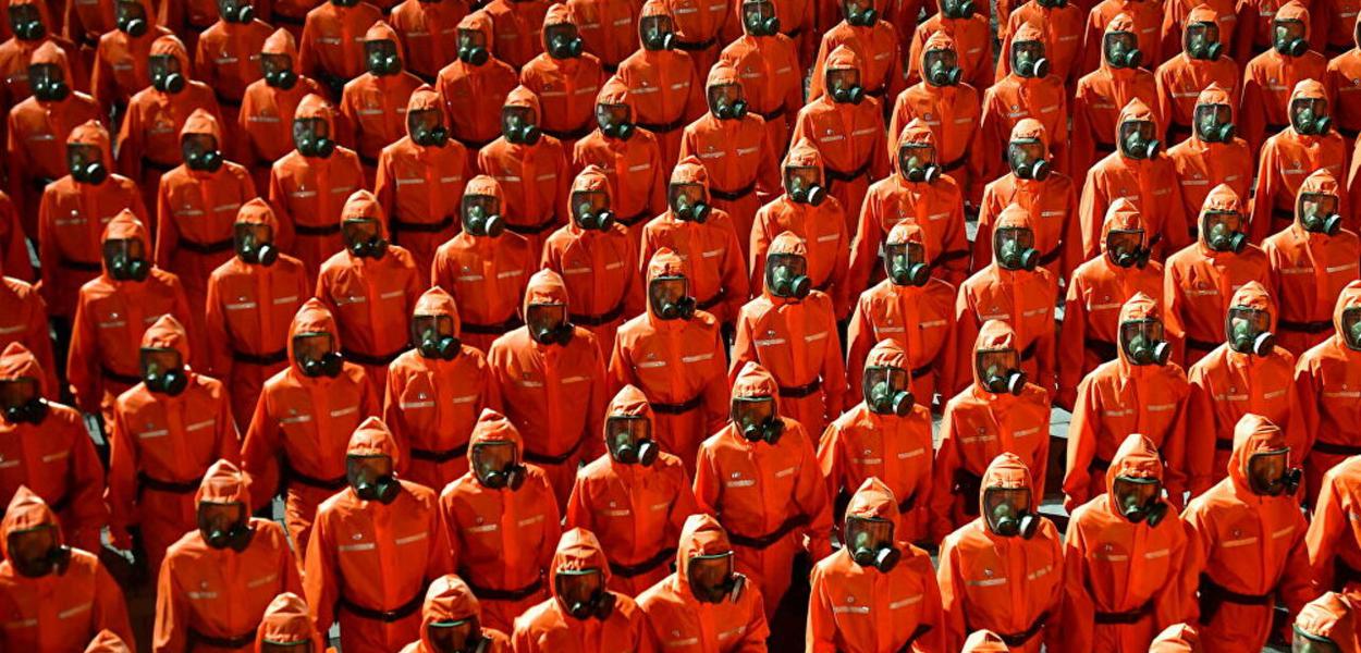 Desfile militar na Coreia do Norte com roupas de proteção contra ataques biológicos