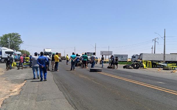 Caminhoneiros realizam ato na Bahia