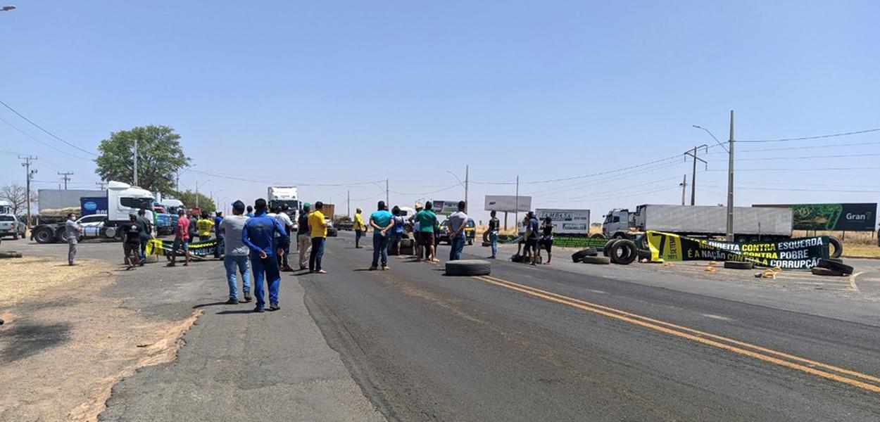 Caminhoneiros realizam ato na Bahia