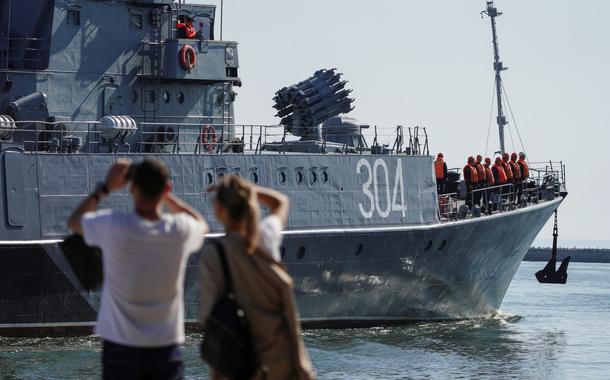 Pessoas observam navio no Mar Báltico que participará de jogos de guerra entre Rússia e Belarus
09/09/2021
REUTERS/Vitaly Nevar