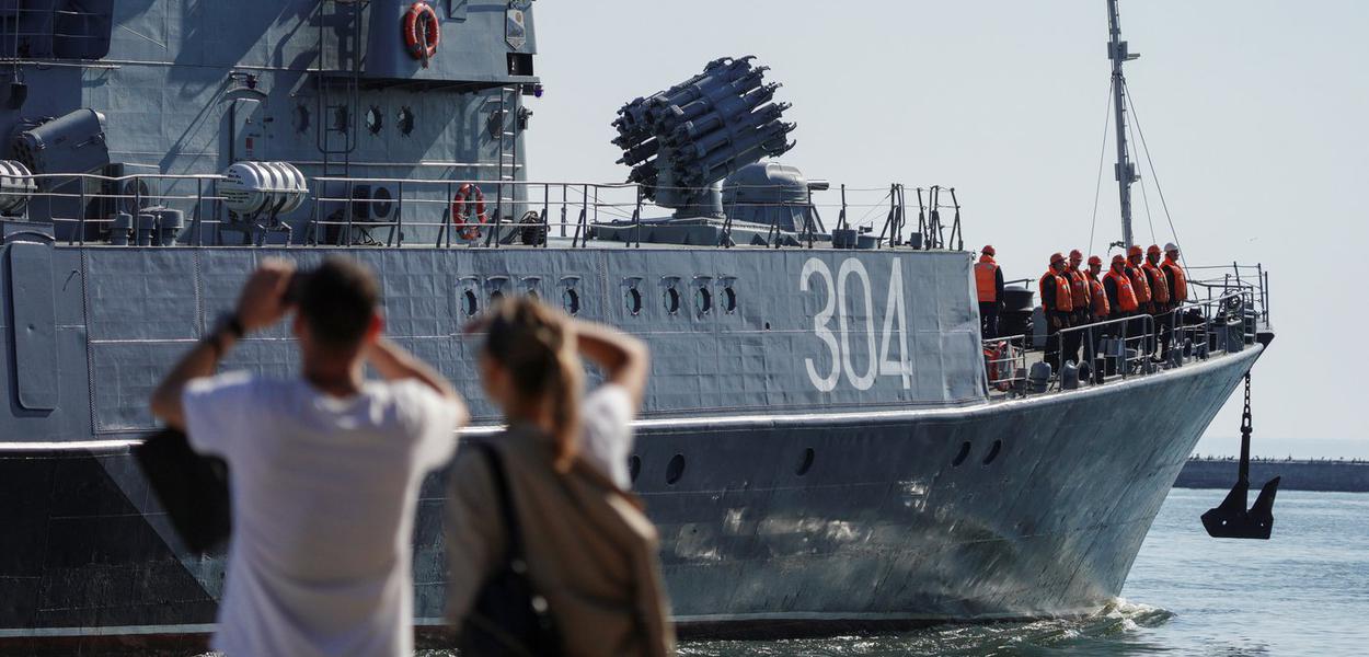Pessoas observam navio no Mar Báltico que participará de jogos de guerra entre Rússia e Belarus
09/09/2021
REUTERS/Vitaly Nevar