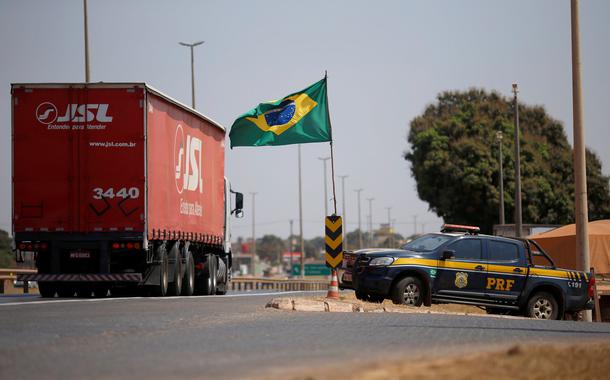 Viatura da Polícia Rodoviária Federal em posto de combustível na BR-040, em Valparaíso de Goiás, durante protesto de caminhoneiros
09/09/2021 REUTERS/Adriano Machado
