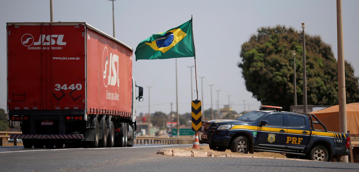 Viatura da Polícia Rodoviária Federal em posto de combustível na BR-040, em Valparaíso de Goiás, durante protesto de caminhoneiros
09/09/2021 REUTERS/Adriano Machado