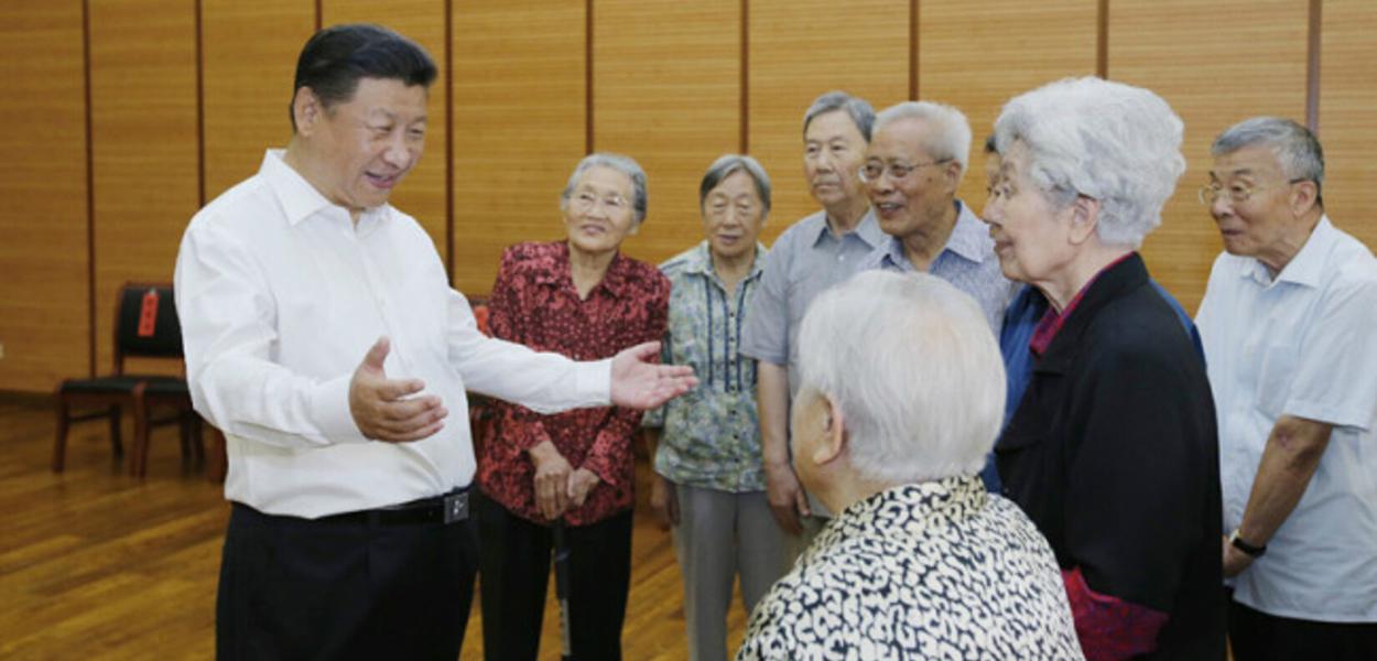 Xi Jinping conversa com professores da Escola Bayi de Beijing, alma mater do secretário-geral, em 2016