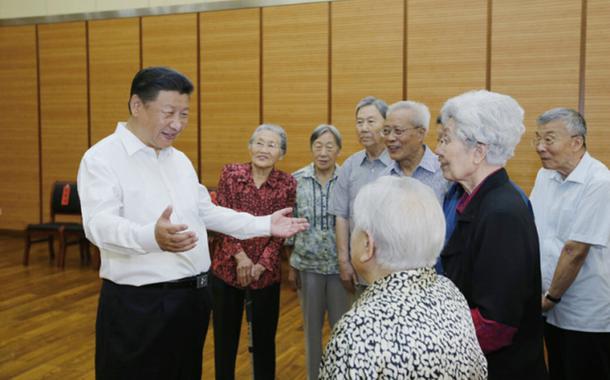 Xi Jinping conversa com professores da Escola Bayi de Beijing, alma mater do secretário-geral, em 2016