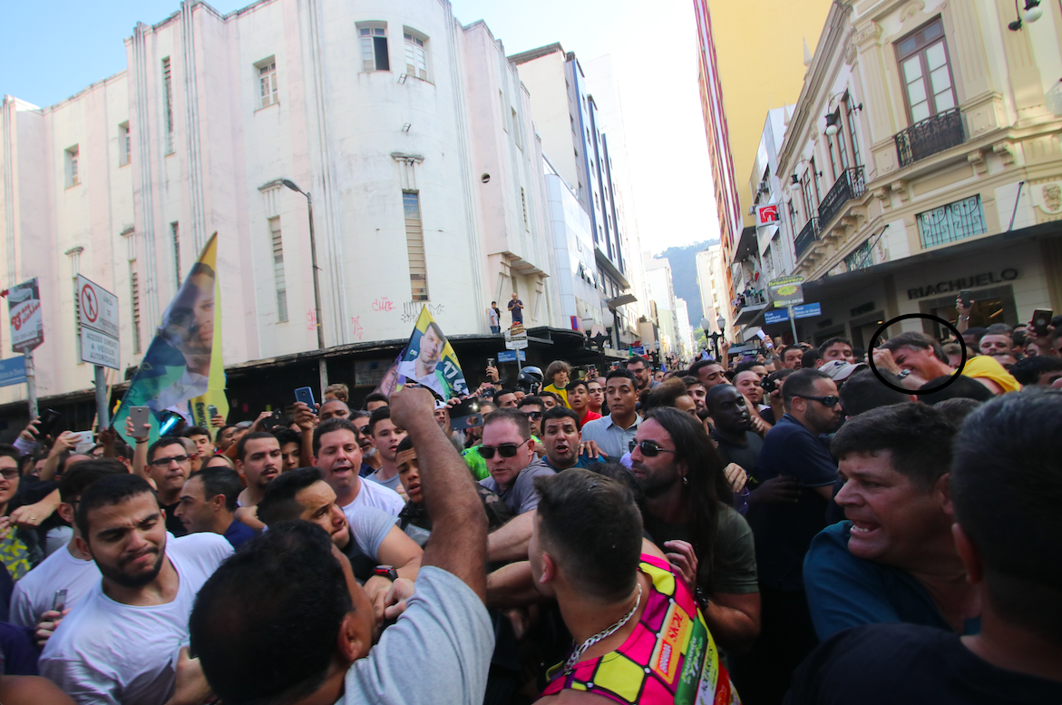 Seguranças protegem Adélio depois da facada ou suposta faca