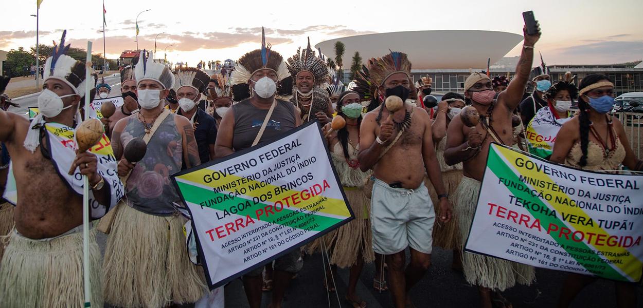 Indígenas protestam em Brasília contra o marco temporal e o PL 490, demarcação das terras indígenas.