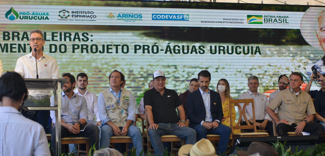 Governador de Minas, Romeu Zema, junto com outras autoridades políticas e Jair Bolsonaro, no canto direito