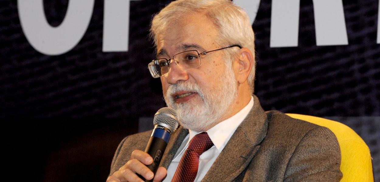 Presidente do Banco Central no governo Fernando Henrique Cardoso (PSDB), o economista Gustavo Loyola criticou nesta quarta-feira, 2, a política econômica da presidente Dilma Rousseff, mas condenou quem defende o seu impeachment com base na situação econômica do País; "Impeachment não é uma solução que você adota toda hora porque o governo se tornou impopular ou não consegue resolver os problemas", afirmou; "Se a gente der vez a esse tipo de ideia, vai ser muito mais fácil fazer impeachment no futuro. É só ter um Congresso trabalhando totalmente contra o governo, levar a economia a uma situação insustentável e propor um impeachment", completou; Loyola criticou o PSDB por votar na Câmara "contra o que sempre defendeu"
 
 
 