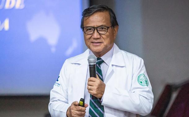 Médico Anthony Wong