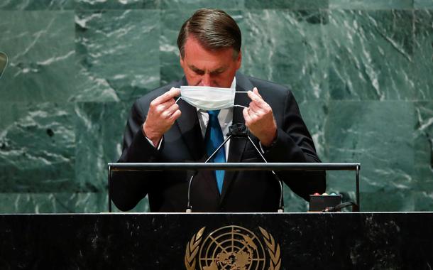 Presidente Jair Bolsonaro recoloca a máscara depois de falar na abertura da Assembleia-Geral da ONU
21/09/2021. 
 REUTERS/Eduardo Munoz/Pool