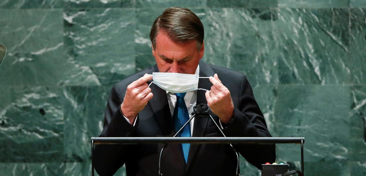 Presidente Jair Bolsonaro recoloca a máscara depois de falar na abertura da Assembleia-Geral da ONU
21/09/2021. 
 REUTERS/Eduardo Munoz/Pool