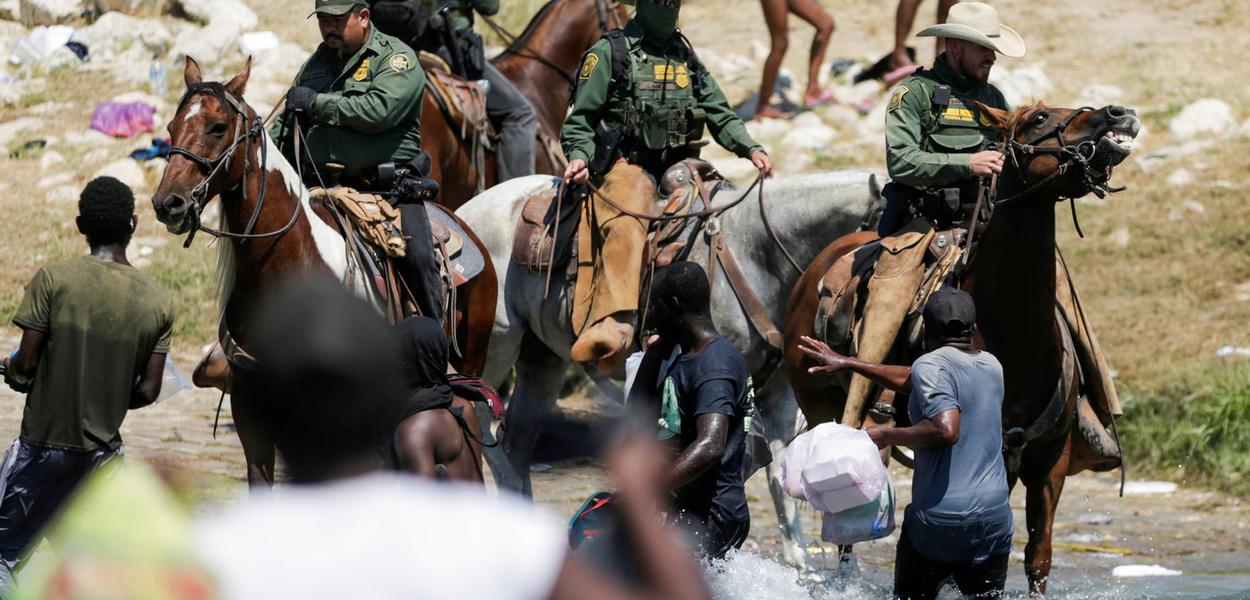 Polícia montada dos EUA reprime haitianos a chicotadas 
19/09/2021
 REUTERS/Daniel Becerril