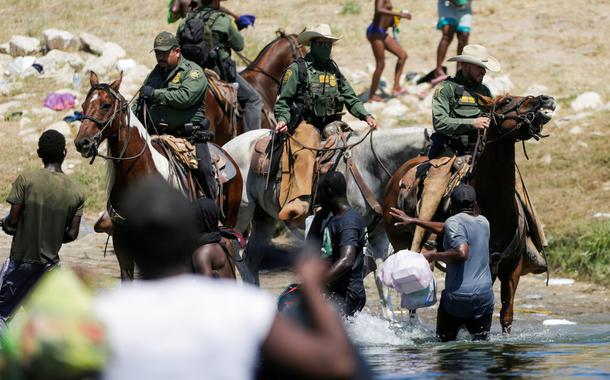 Polícia montada dos EUA reprime haitianos a chicotadas 
19/09/2021
 REUTERS/Daniel Becerril
