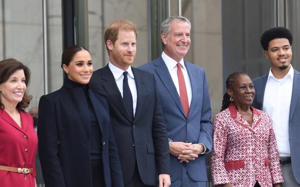 Meghan Markle, príncipe Harry e Bill de Blasio