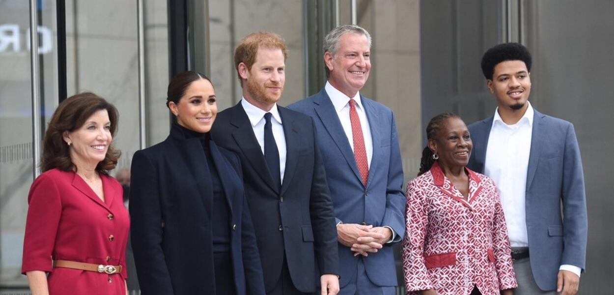 Meghan Markle, príncipe Harry e Bill de Blasio