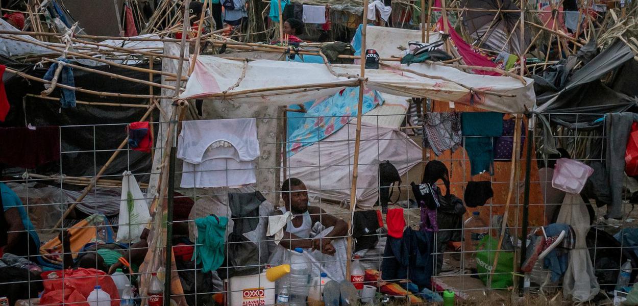Migrantes em acampamento improvisado em Del Rio, no Texas
21/09/2021
REUTERS/Adrees Latif