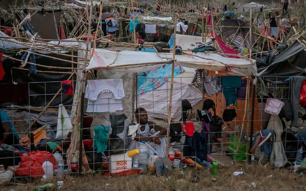 Migrantes em acampamento improvisado em Del Rio, no Texas
21/09/2021
REUTERS/Adrees Latif
