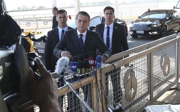 Jair Bolsonaro durante entrevista na saída do palácio da Alvorada em Brasilia