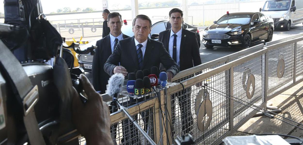 Jair Bolsonaro durante entrevista na saída do palácio da Alvorada em Brasilia