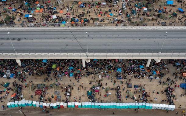 Imigrantes haitianos em acampamento sob ponte do Texas