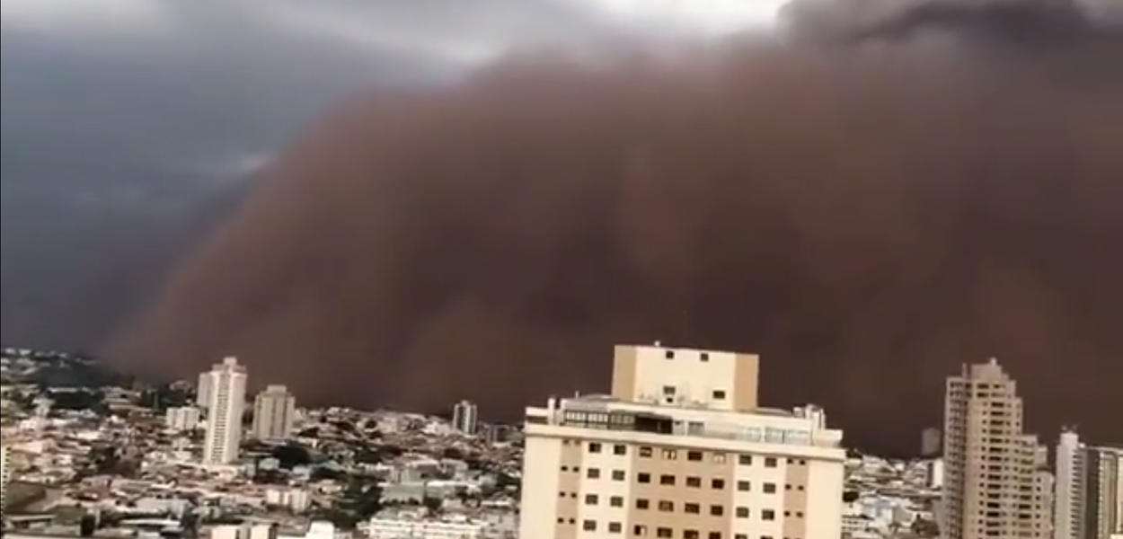 Tempestade de areia em Franca, interior de São Paulo