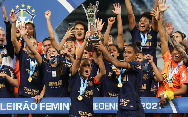 Jogadoras do Corinthians comemoram a conquista do título do Campeonato Brasileiro Feminino após vitória sobre o Palmeiras