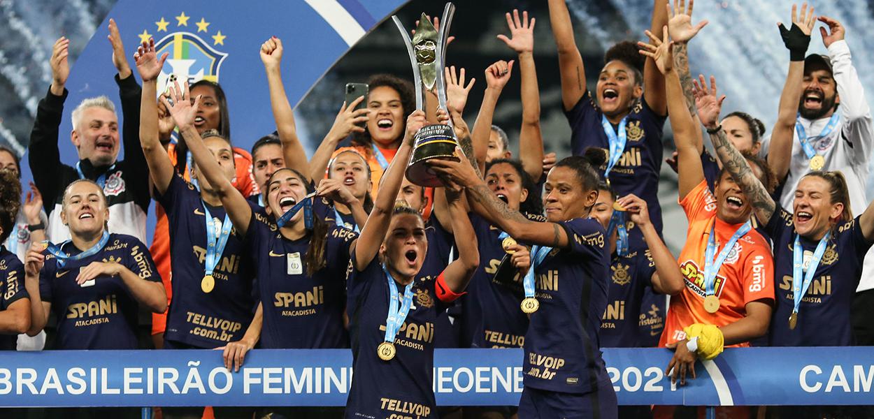 Jogadoras do Corinthians comemoram a conquista do título do Campeonato Brasileiro Feminino após vitória sobre o Palmeiras