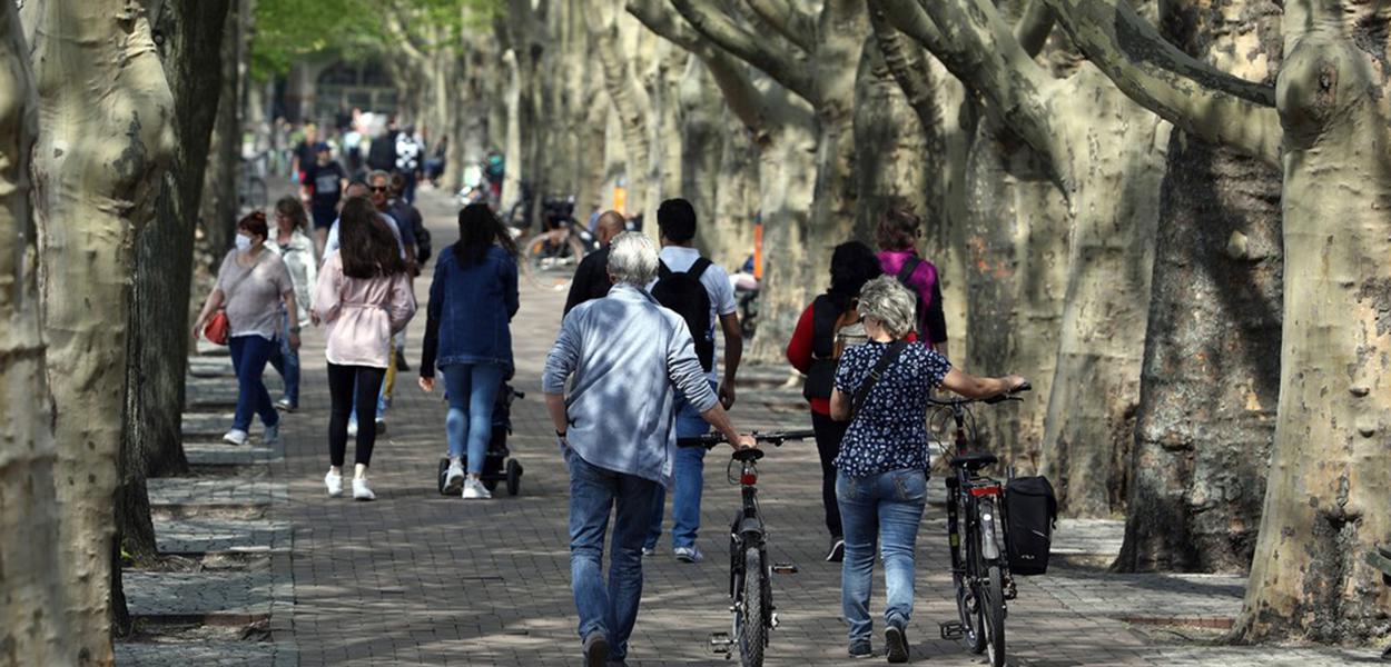 Pessoas caminham ao ar livre em Berlim, na Alemanha