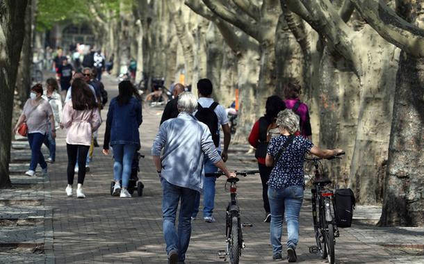 Pessoas caminham ao ar livre em Berlim, na Alemanha