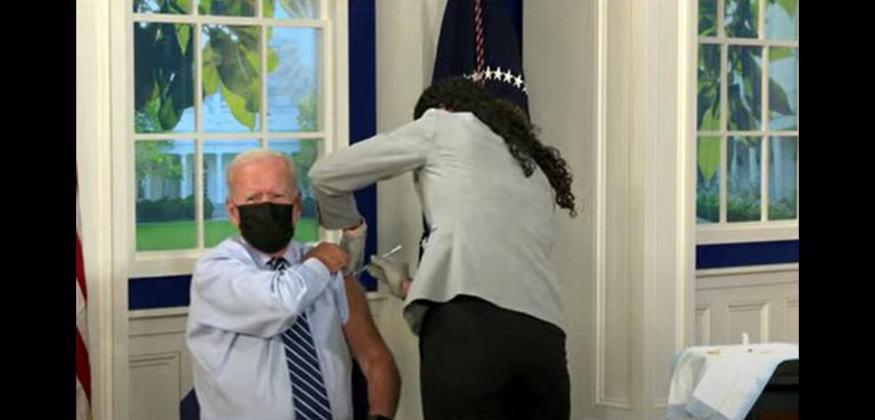 Joe Biden, presidente dos Estados Unidos, recebendo a terceira dose da vacina contra Covid-19