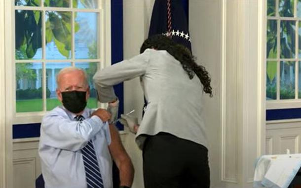Joe Biden, presidente dos Estados Unidos, recebendo a terceira dose da vacina contra Covid-19