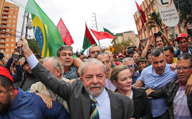 Ex-presidente Luiz Inácio Lula da Silva durante um ato pela democracia