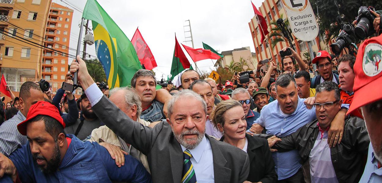 Ex-presidente Luiz Inácio Lula da Silva durante um ato pela democracia