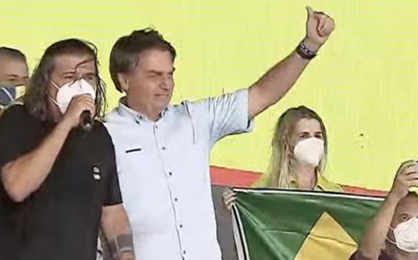 Jair Bolsonaro, ao lado do prefeito de São Mateus (ES), Daniel Santana