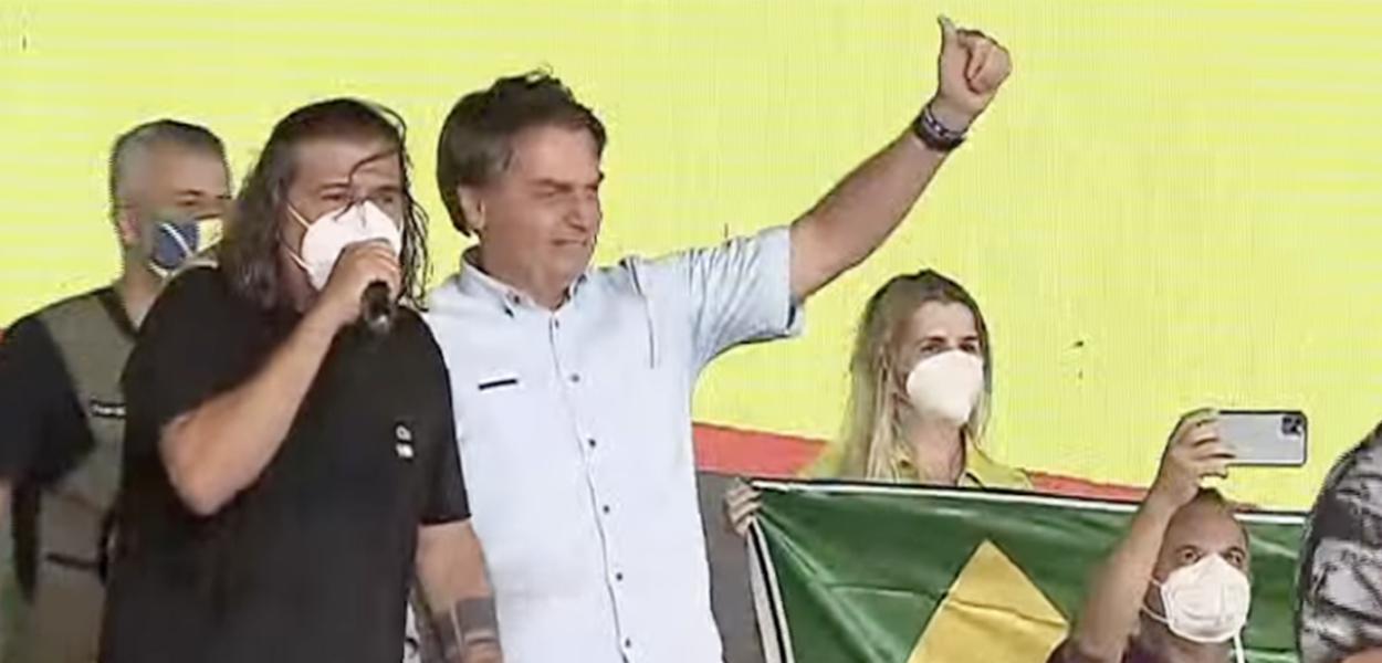 Jair Bolsonaro, ao lado do prefeito de São Mateus (ES), Daniel Santana